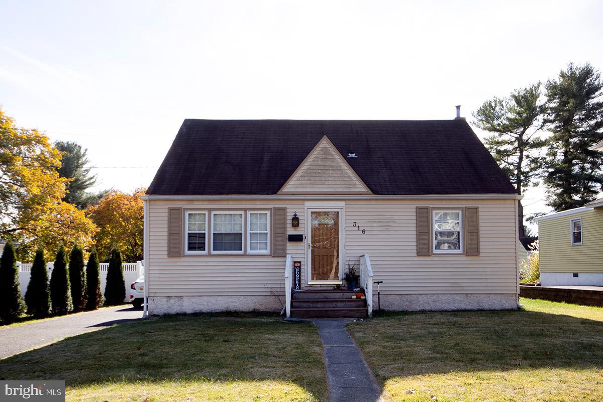 a view of a house with a yard