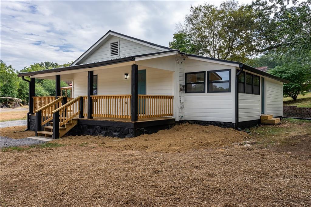 a view of a house with a yard