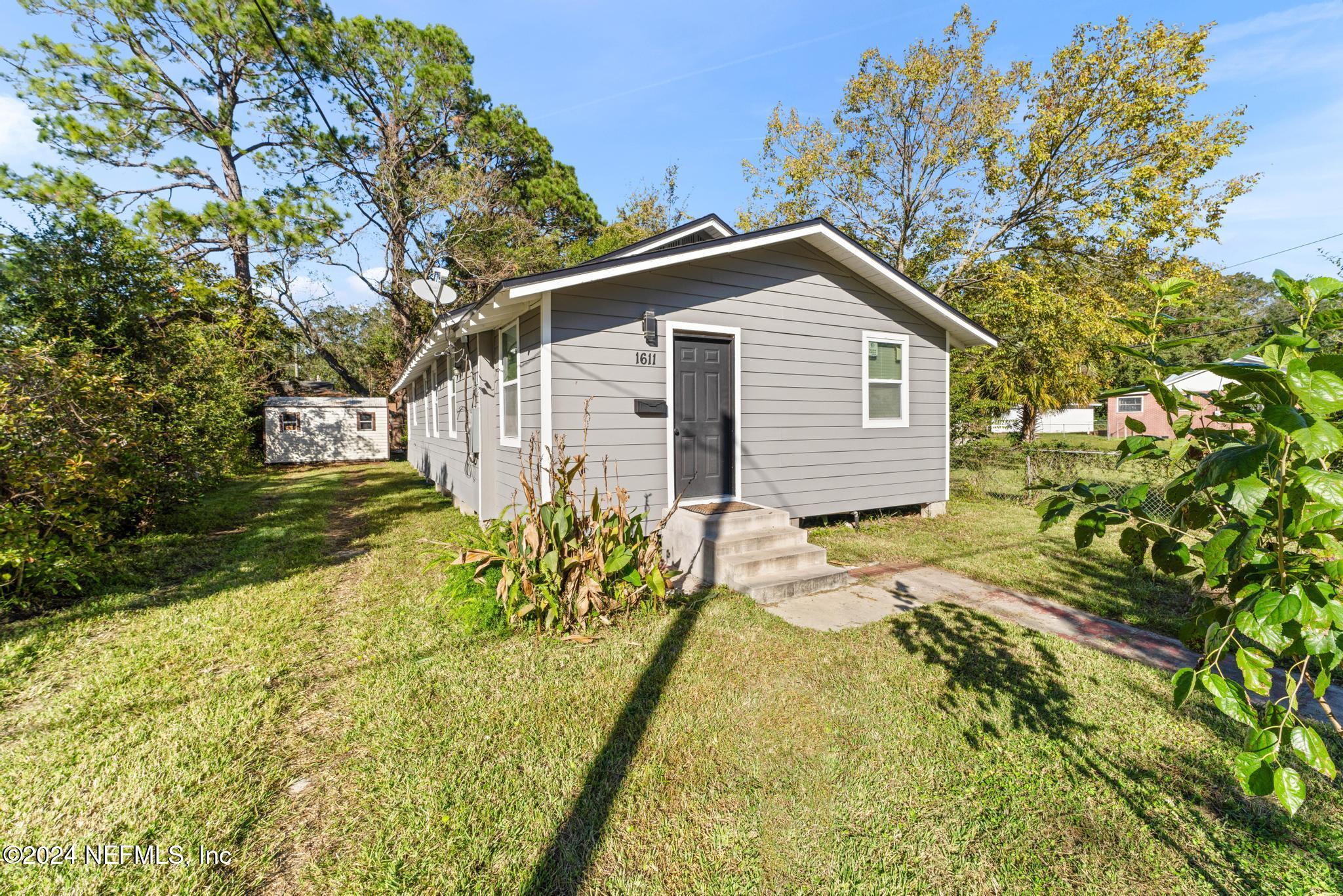 a view of a house with a yard