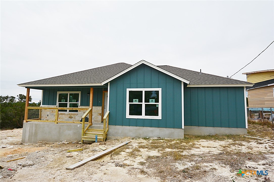 a view of a house with backyard