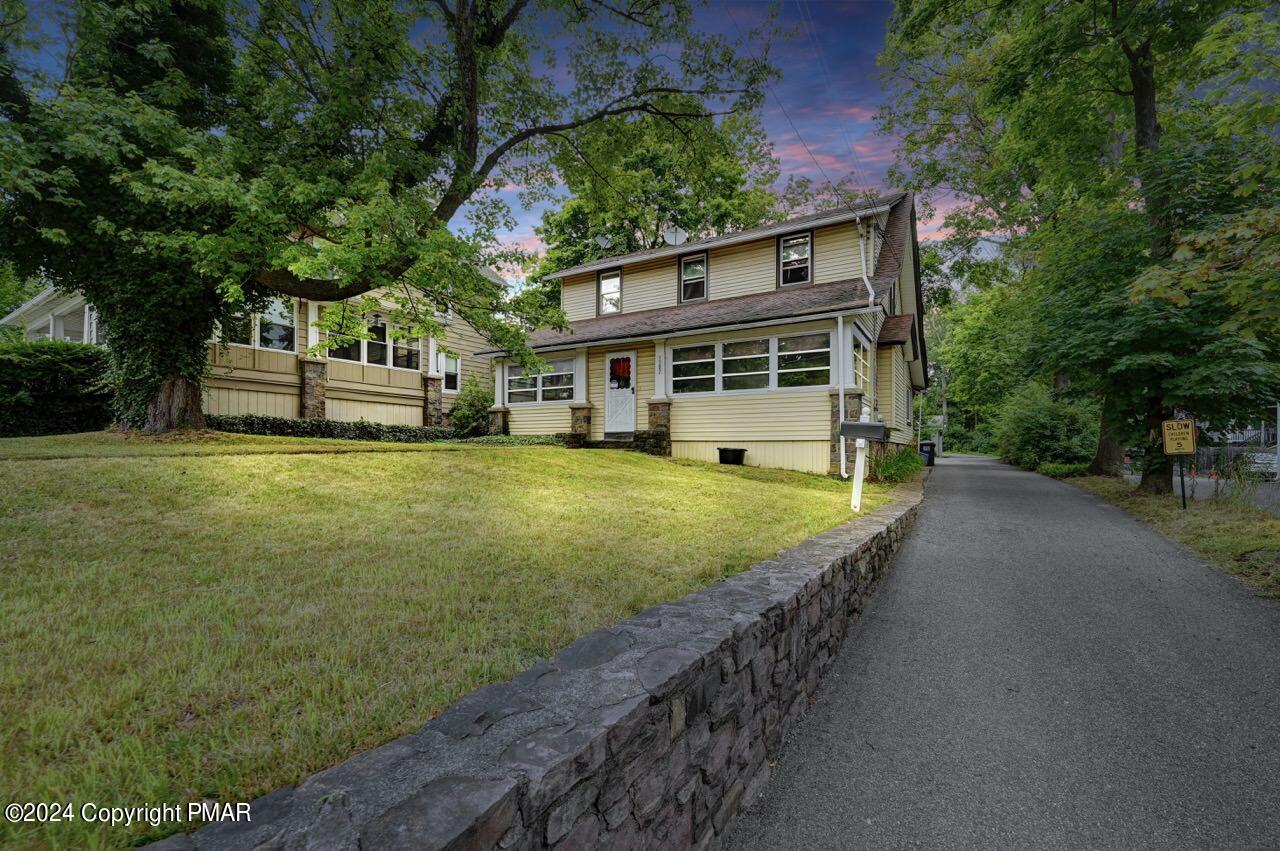 a view of a house with a yard