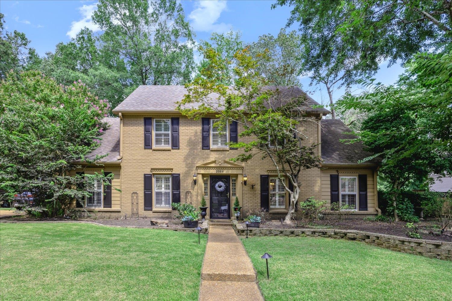 View of front of house featuring a front yard