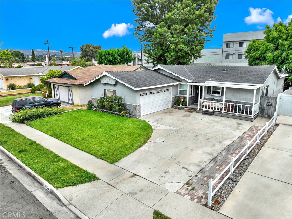 a view of a house with a yard