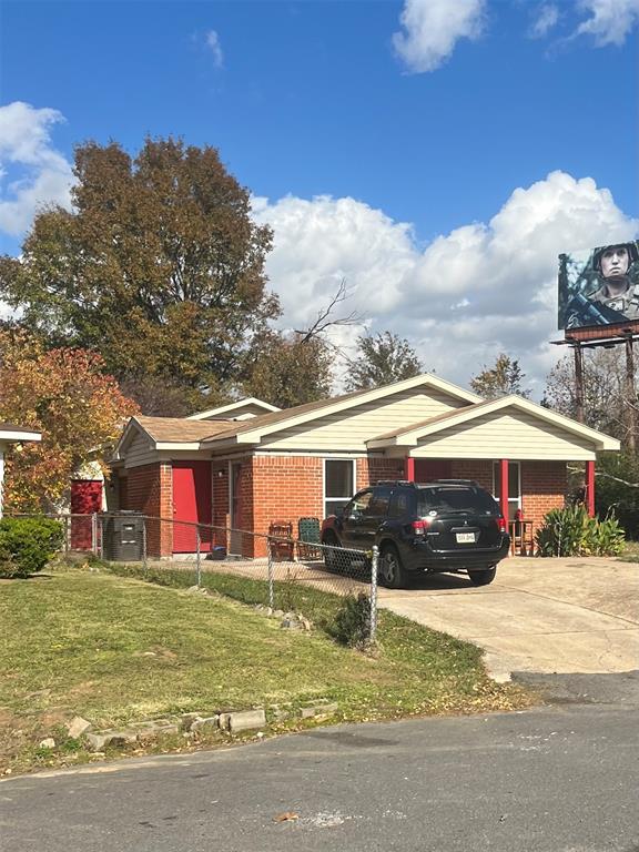 a view of a house with a yard