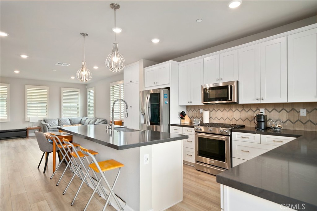 Fabulous Regatta by Meritage Homes - Newly completed in 2022. This home offers a modern chef’s kitchen that is equipped with a large center island finished with custom quartz countertops and a breakfast bar.