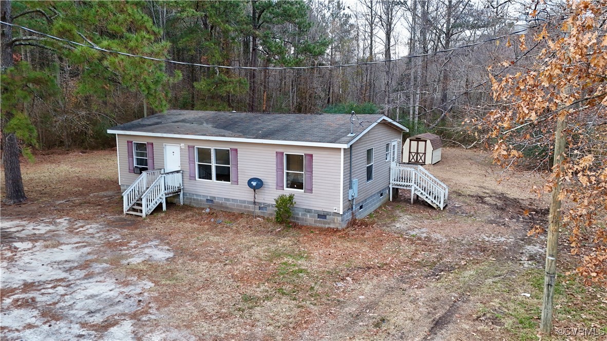 a view of a house with backyard