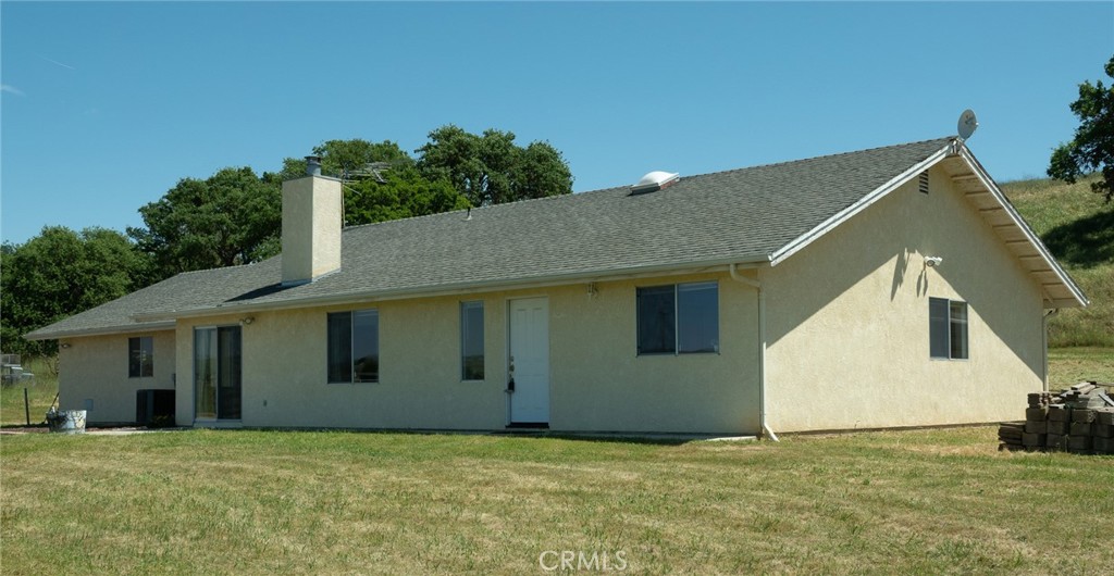 a view of a house with backyard