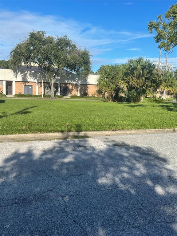 a view of a house with a big yard