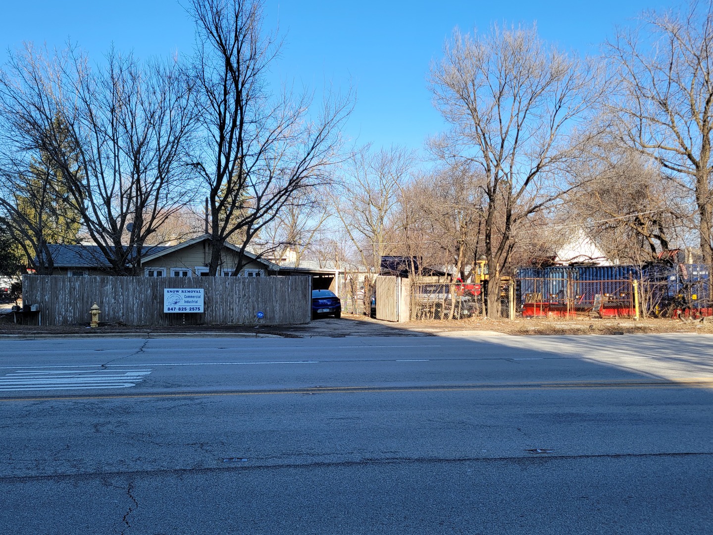 a street view with residential houses