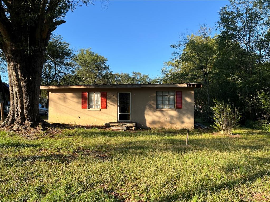 a view of house with backyard