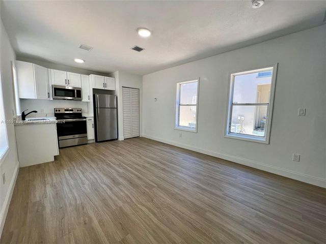 $2,200 | 1034 Jefferson Avenue, Unit 5 | Flamingo-Lummus