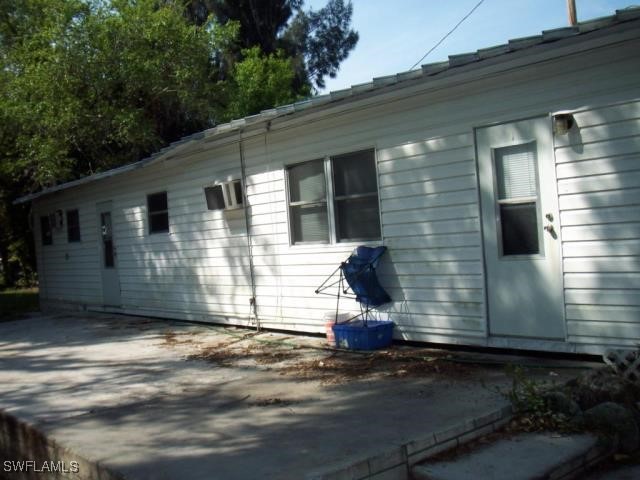 a view of a small house with yard