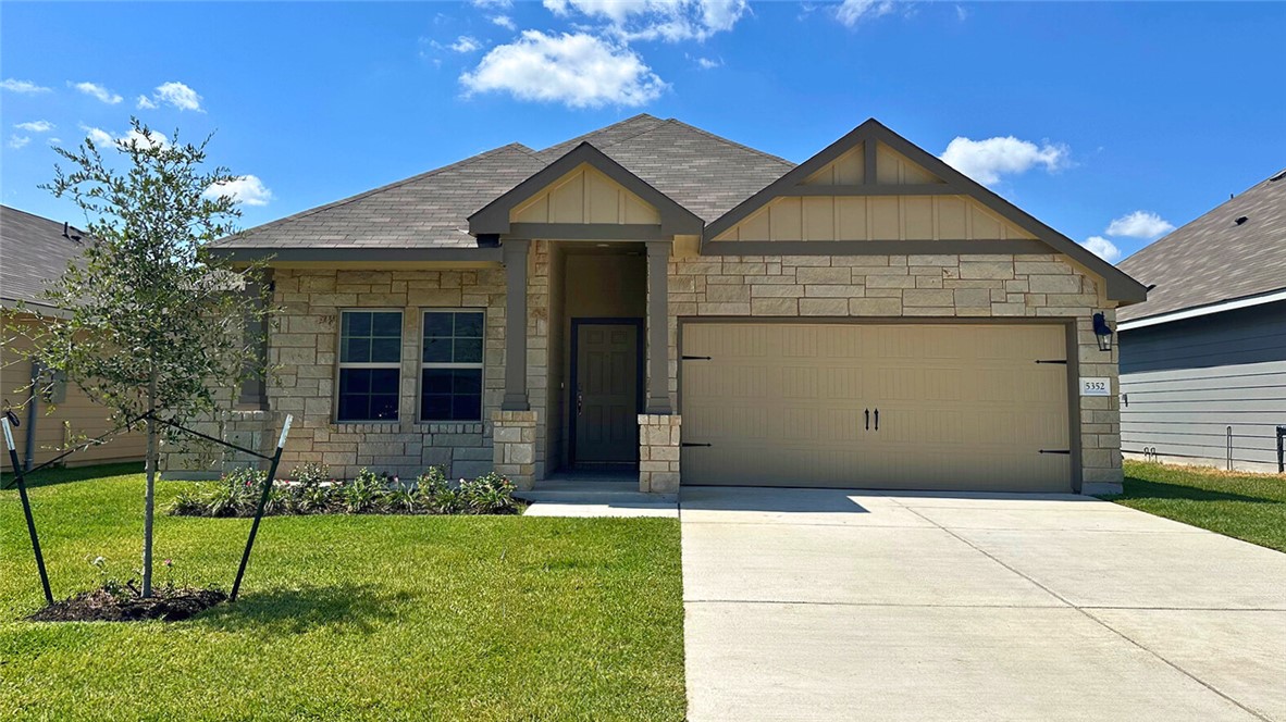 View of front of property featuring a front yard a