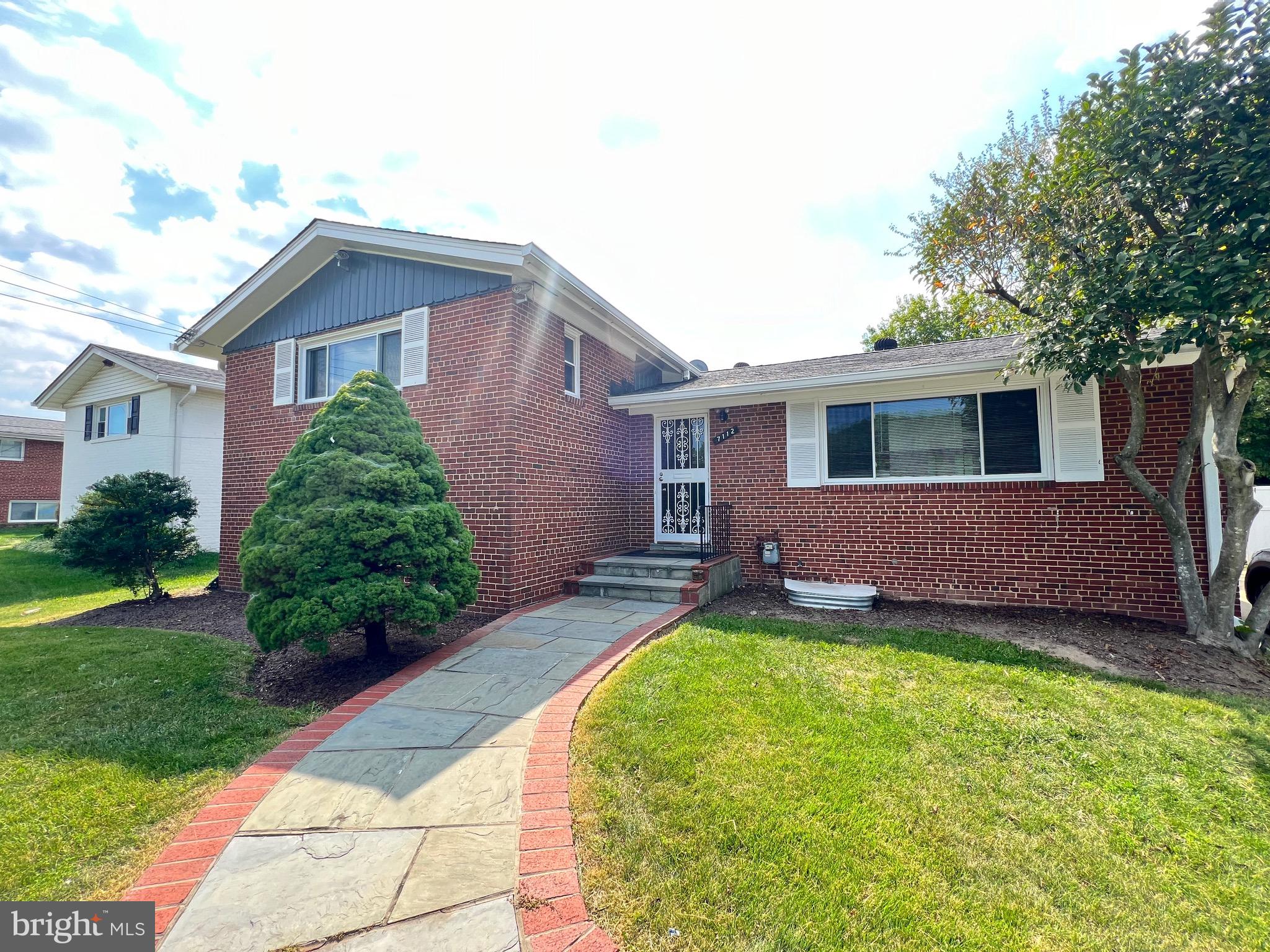 a view of front of a house with a yard