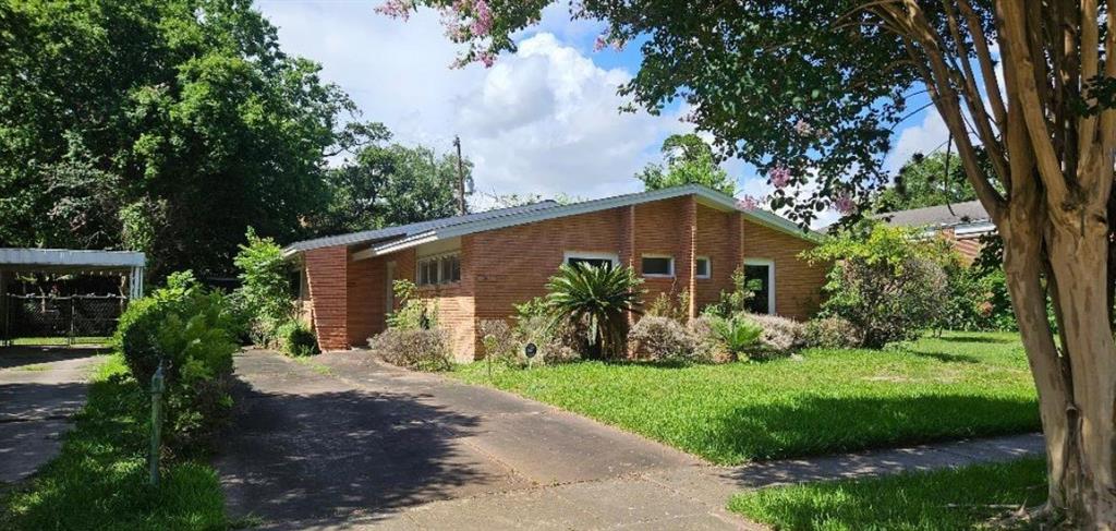 a view of a house with backyard and garden