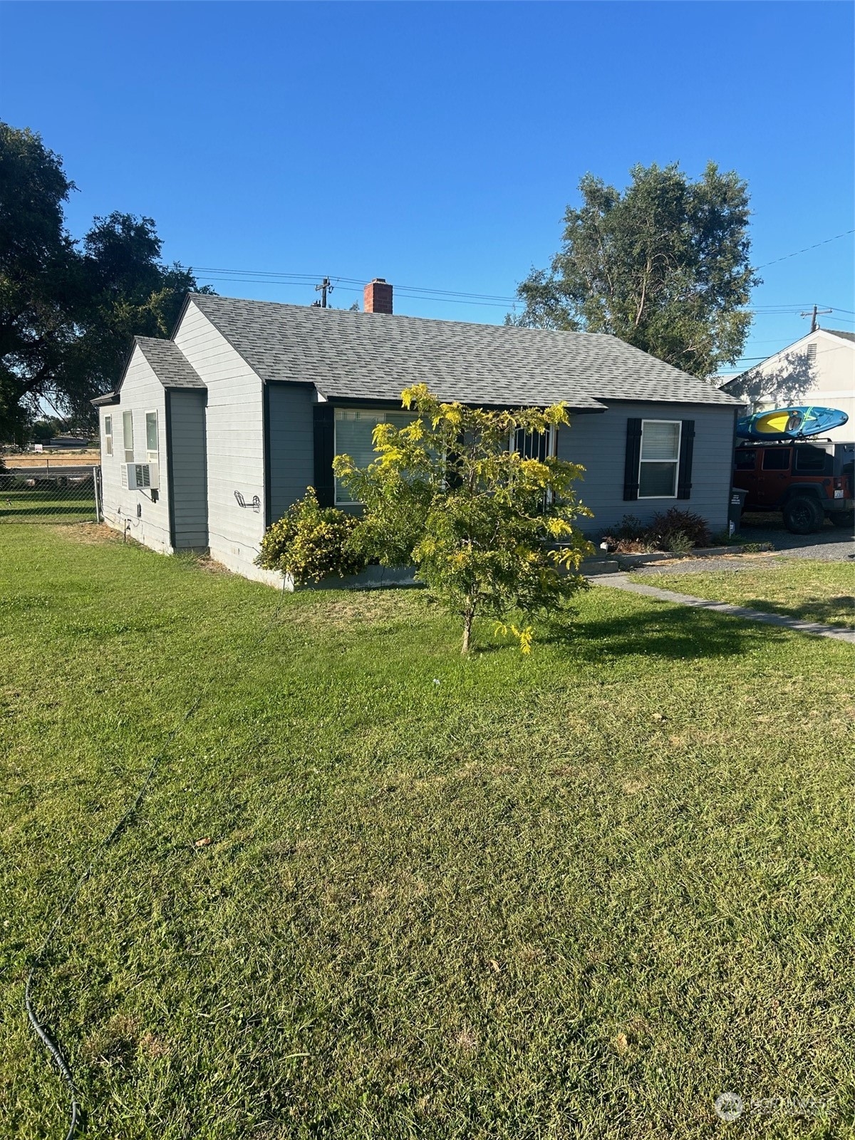 a view of a house with backyard and garden