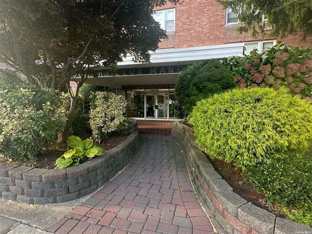 $3,000 | 250 West Merrick Road, Unit 1F | Freeport