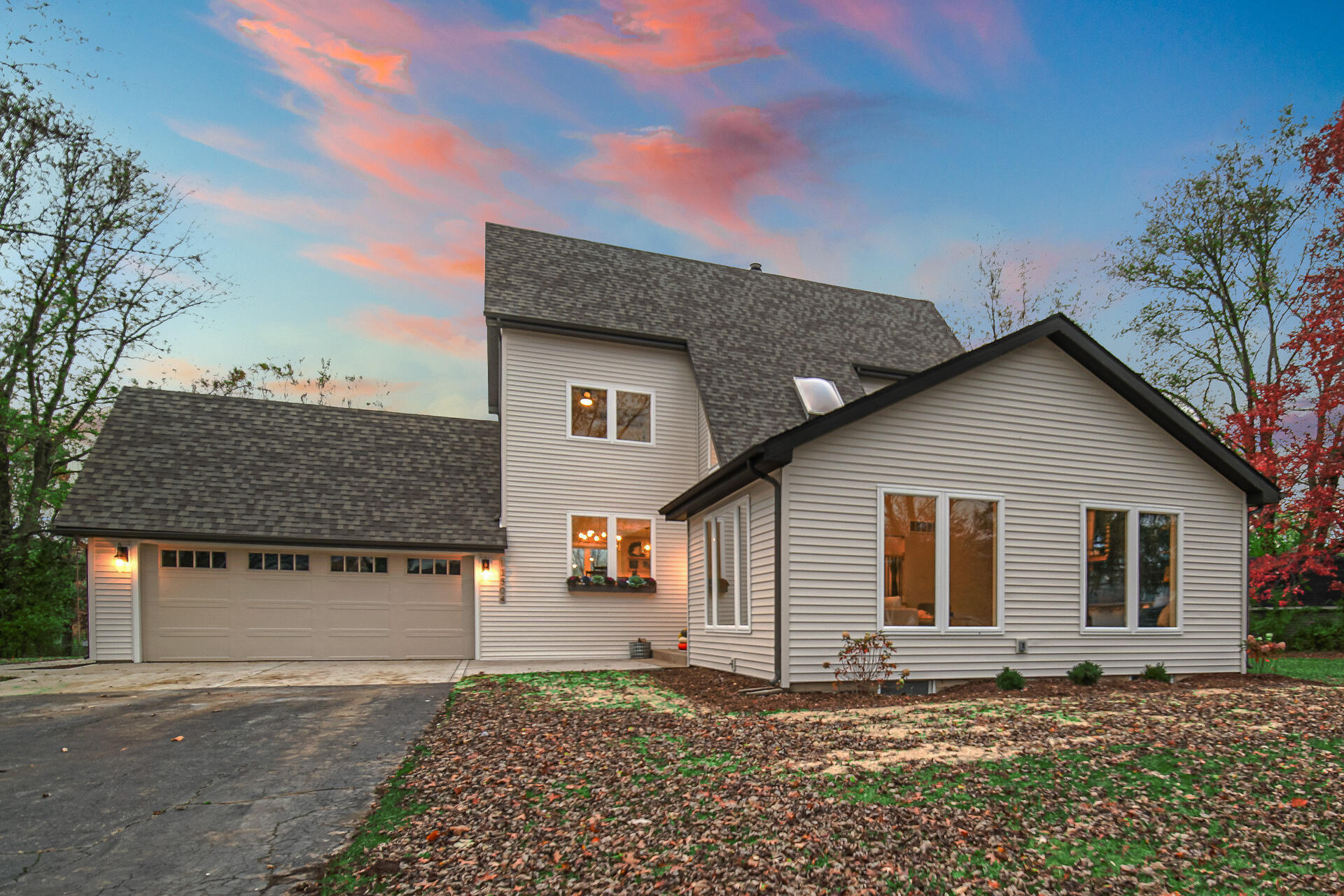 a view of a house with a yard