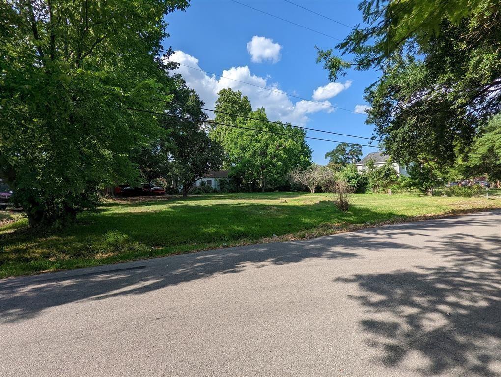 a view of a house with a big yard