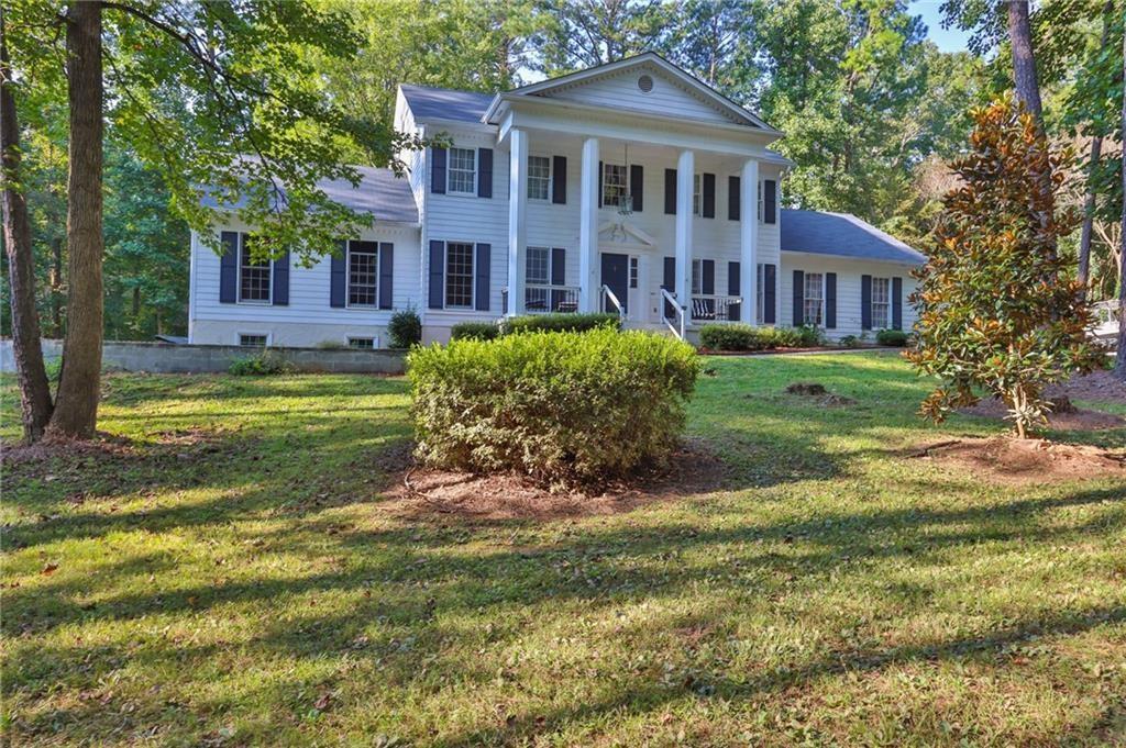 a view of a house with a yard