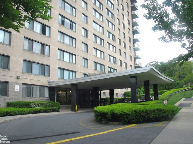 $340,000 | 3671 Hudson Manor Terrace, Unit 4D | Riverdale