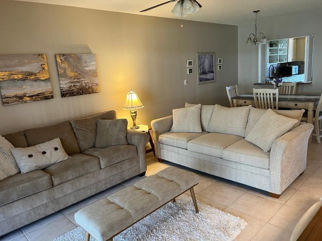 $2,400 | 1360 Northwest 18th Avenue, Unit 1C | Delray Beach