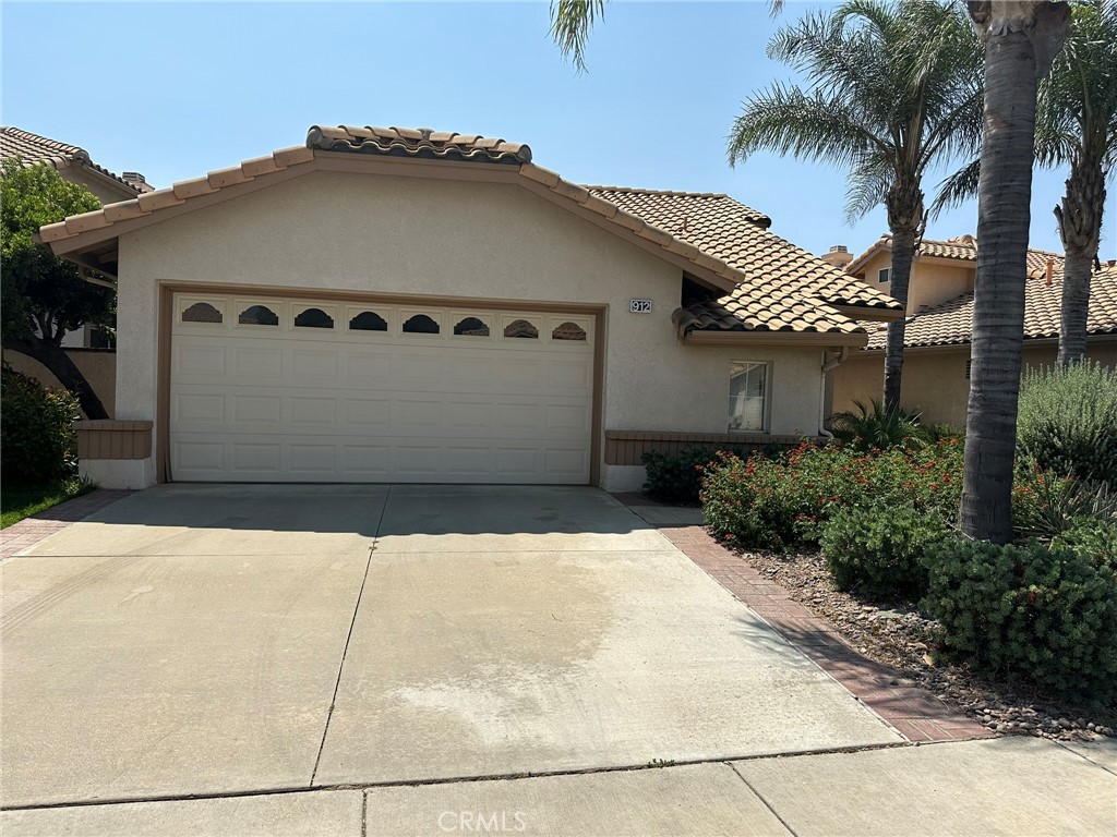 a front view of house with garage and yard