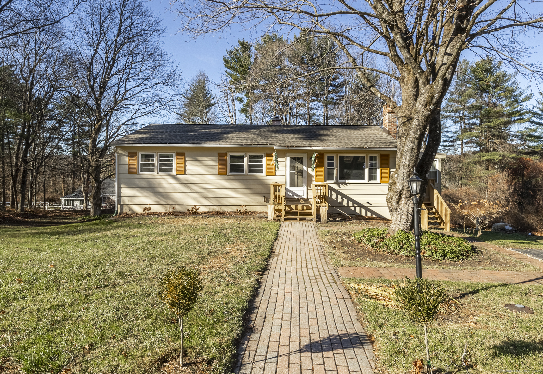 a view of a house with a yard