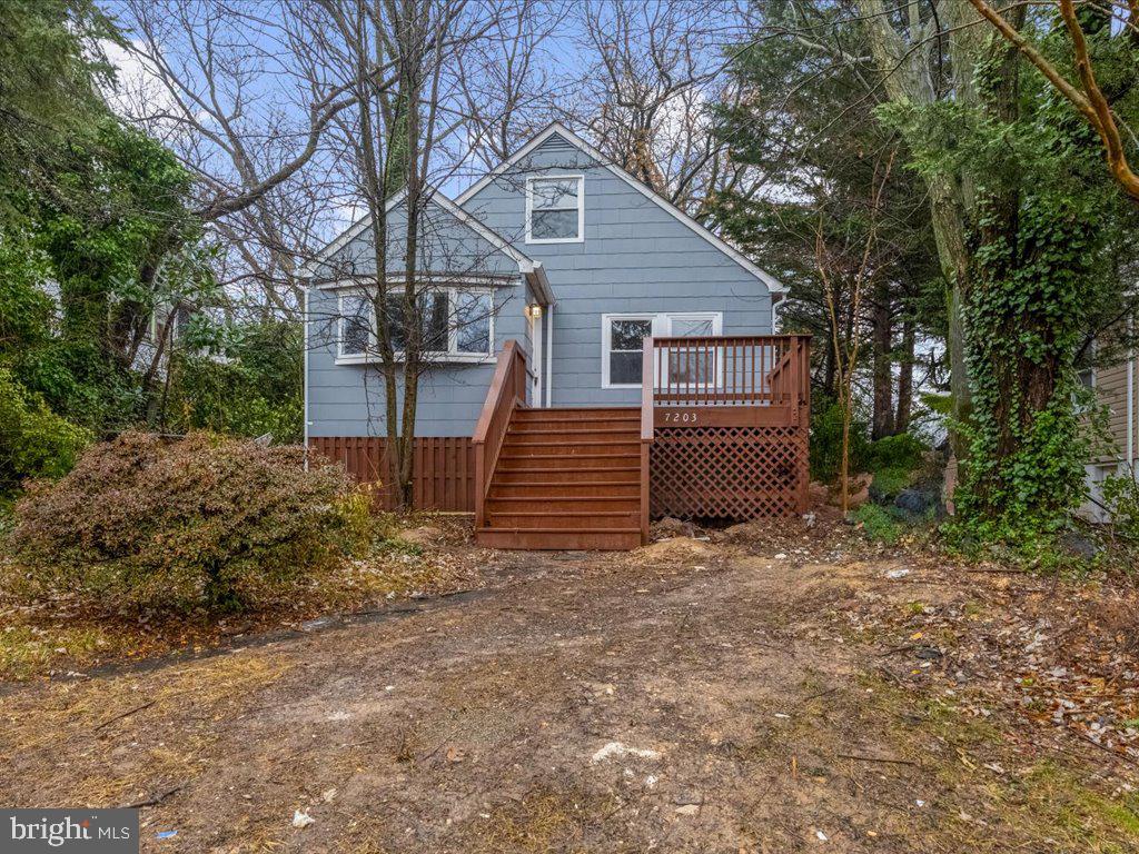 a view of a house with backyard and trees