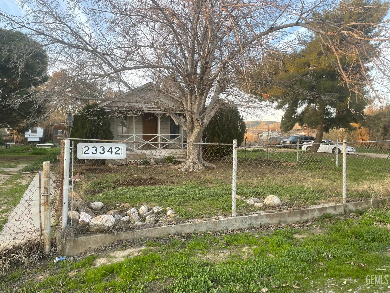 a view of a house with backyard