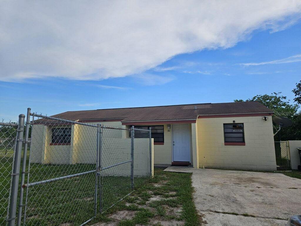 a view of a house with backyard