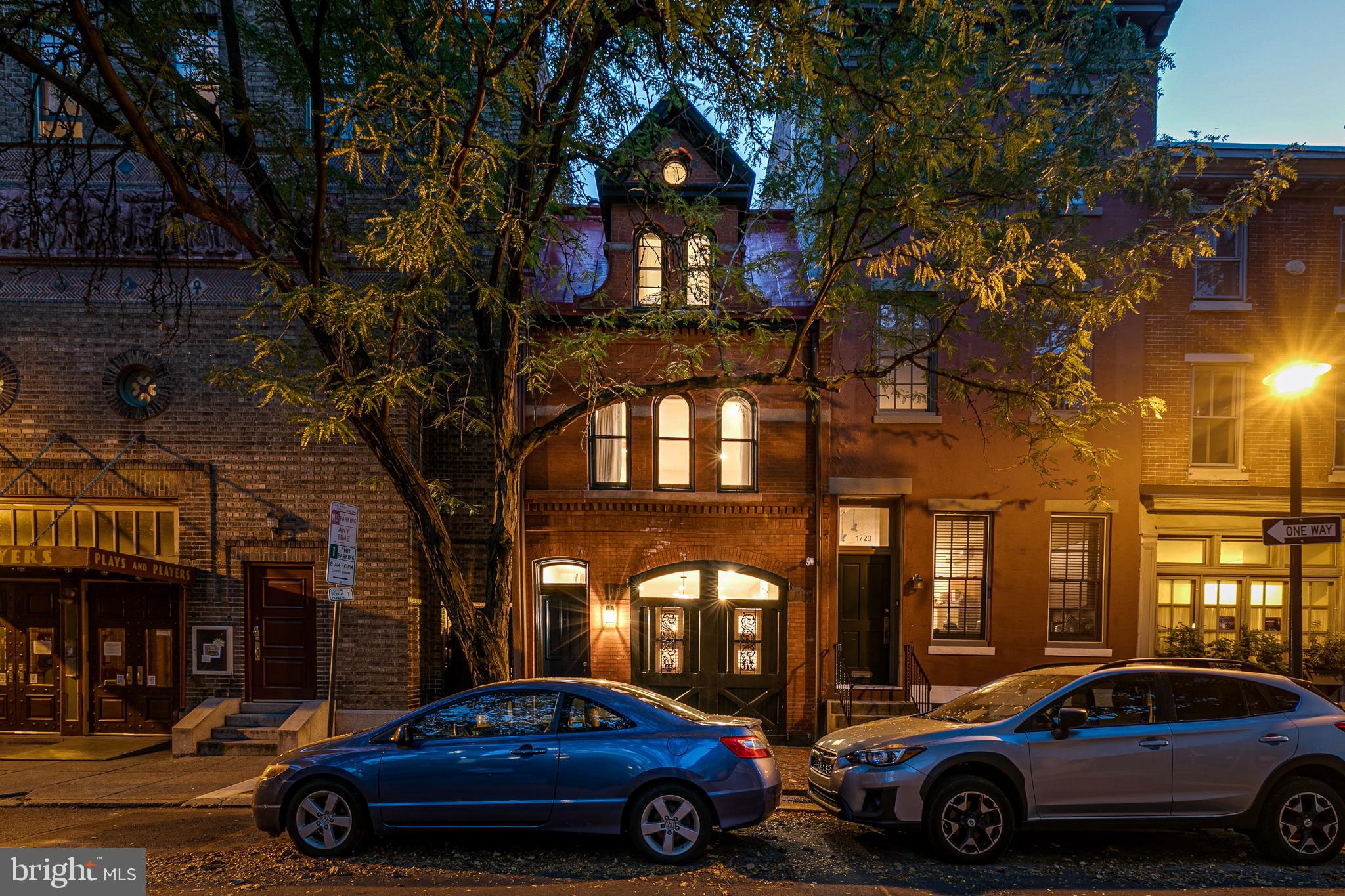 a car parked in front of a building