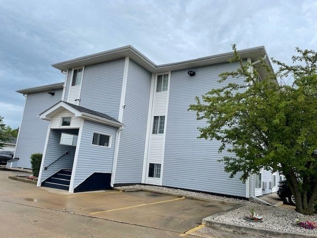 $89,900 | 3170 West Monroe Street, Unit 107 | Onan Suites