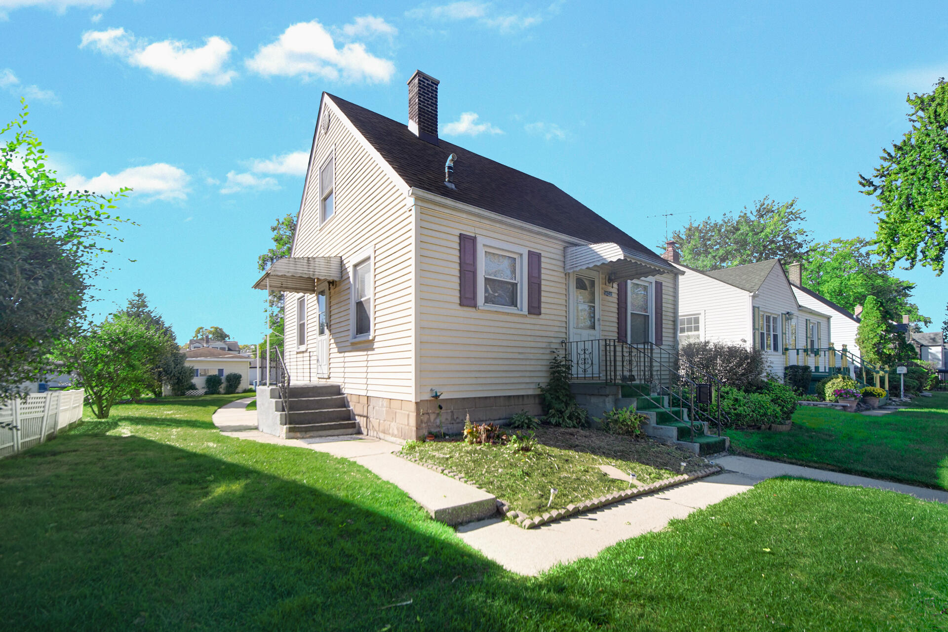 a view of a house with backyard and garden