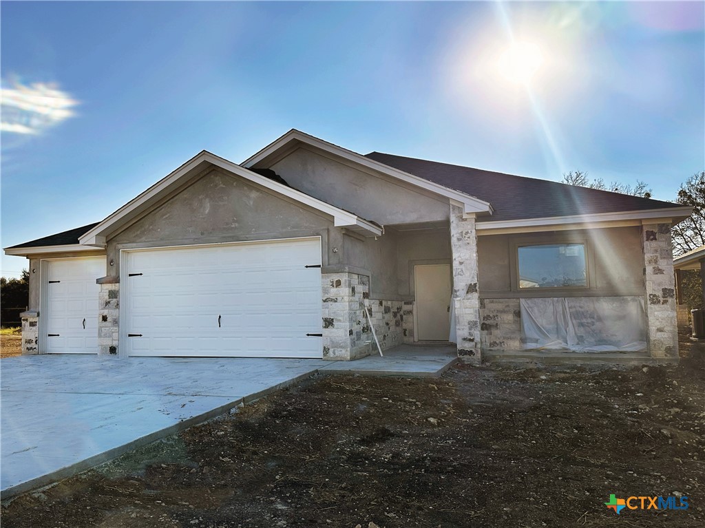 a view of a house with backyard