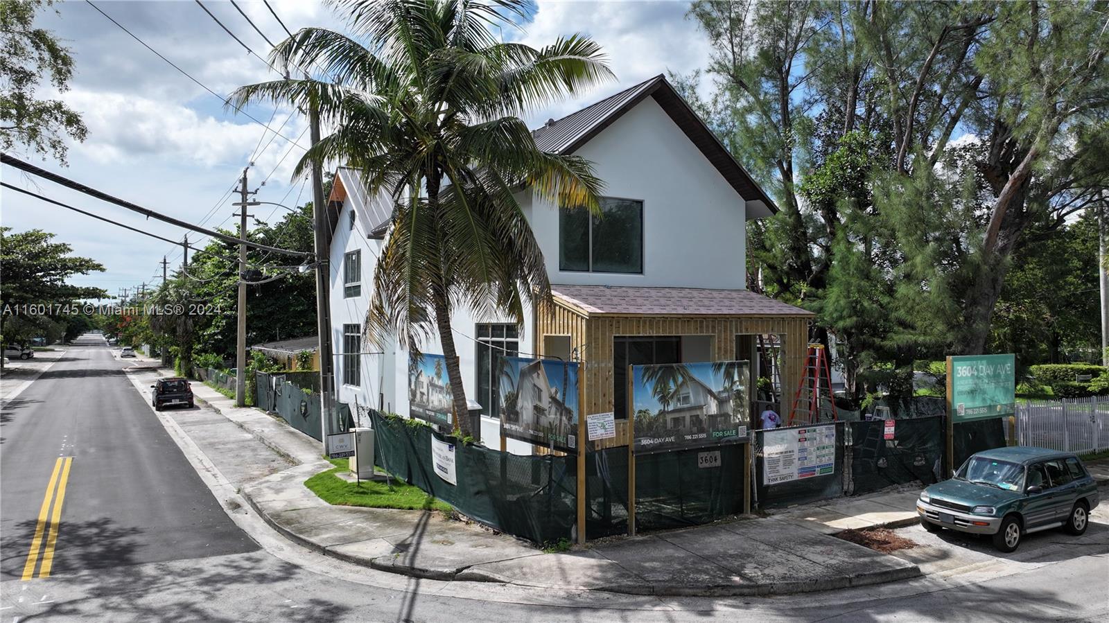 a view of a house with backyard