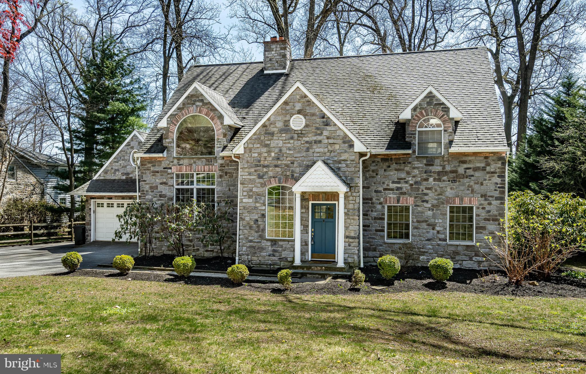 a view of a house with backyard