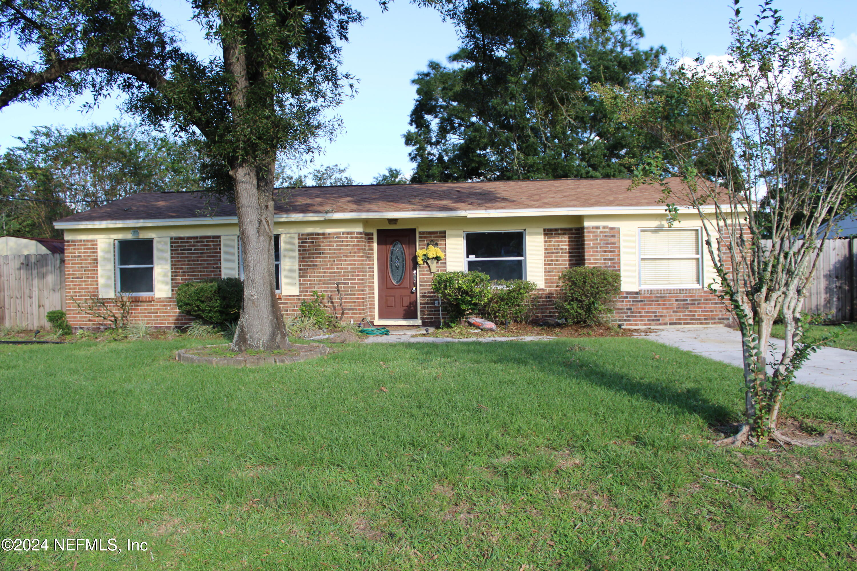 a view of house with a yard