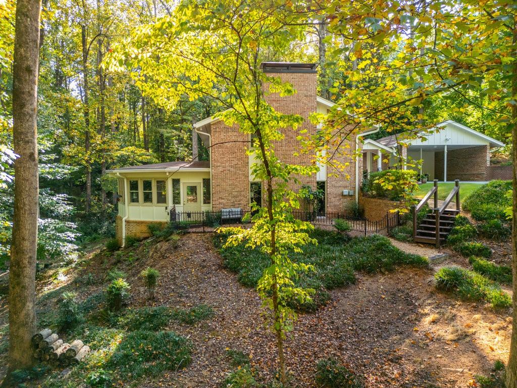 a view of a house with a yard