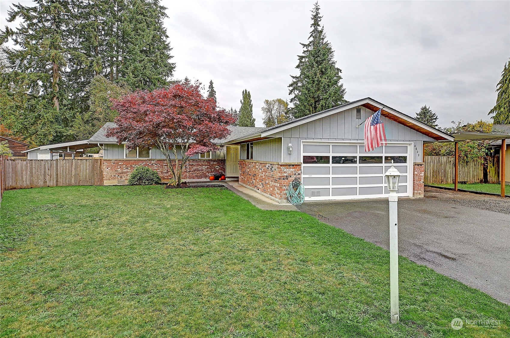 a view of a house with a yard