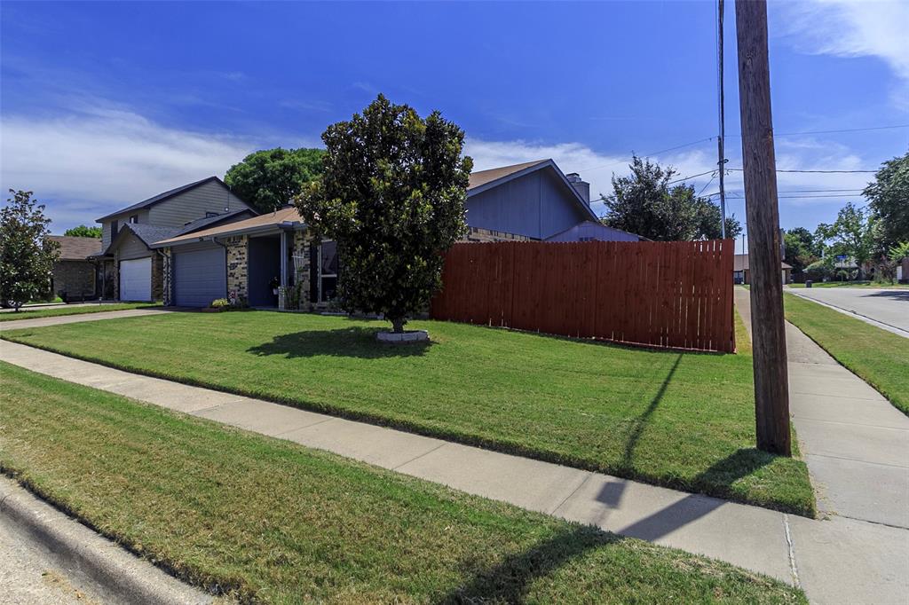 a view of a yard in front of house