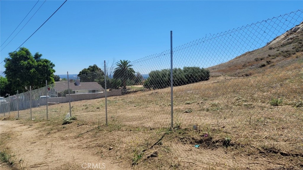 a view of a dry yard