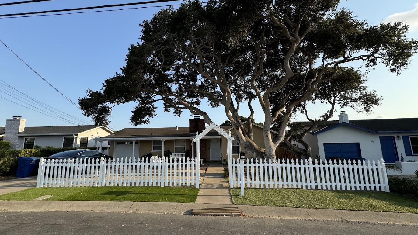 a view of a house with a yard