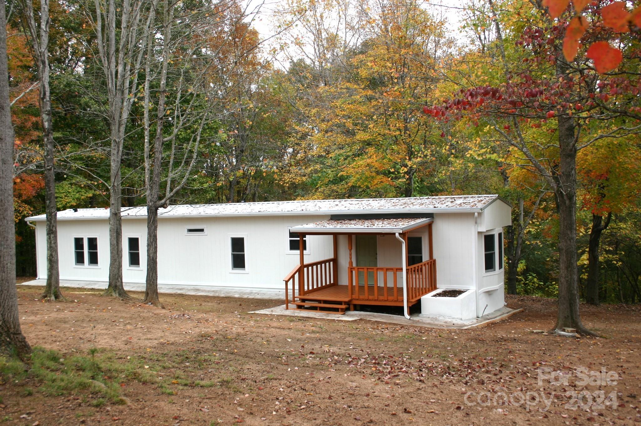 a view of a house with backyard and trees