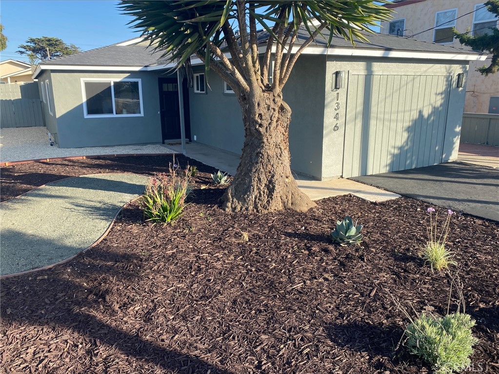 a view of a house with backyard and sitting area