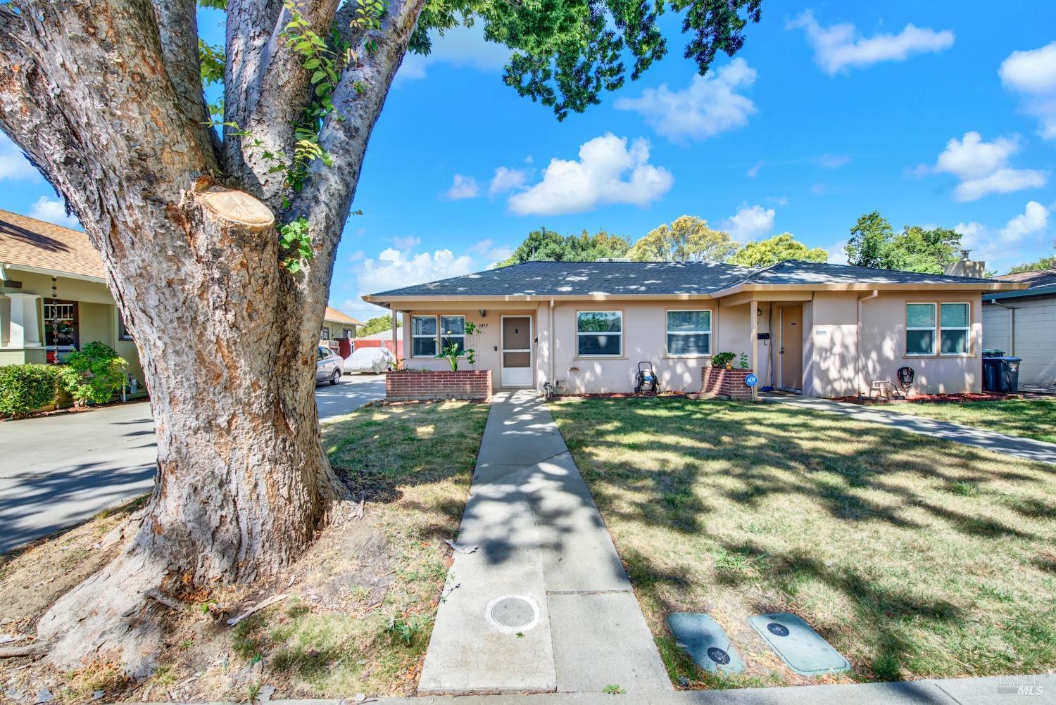 a view of a yard in front of house