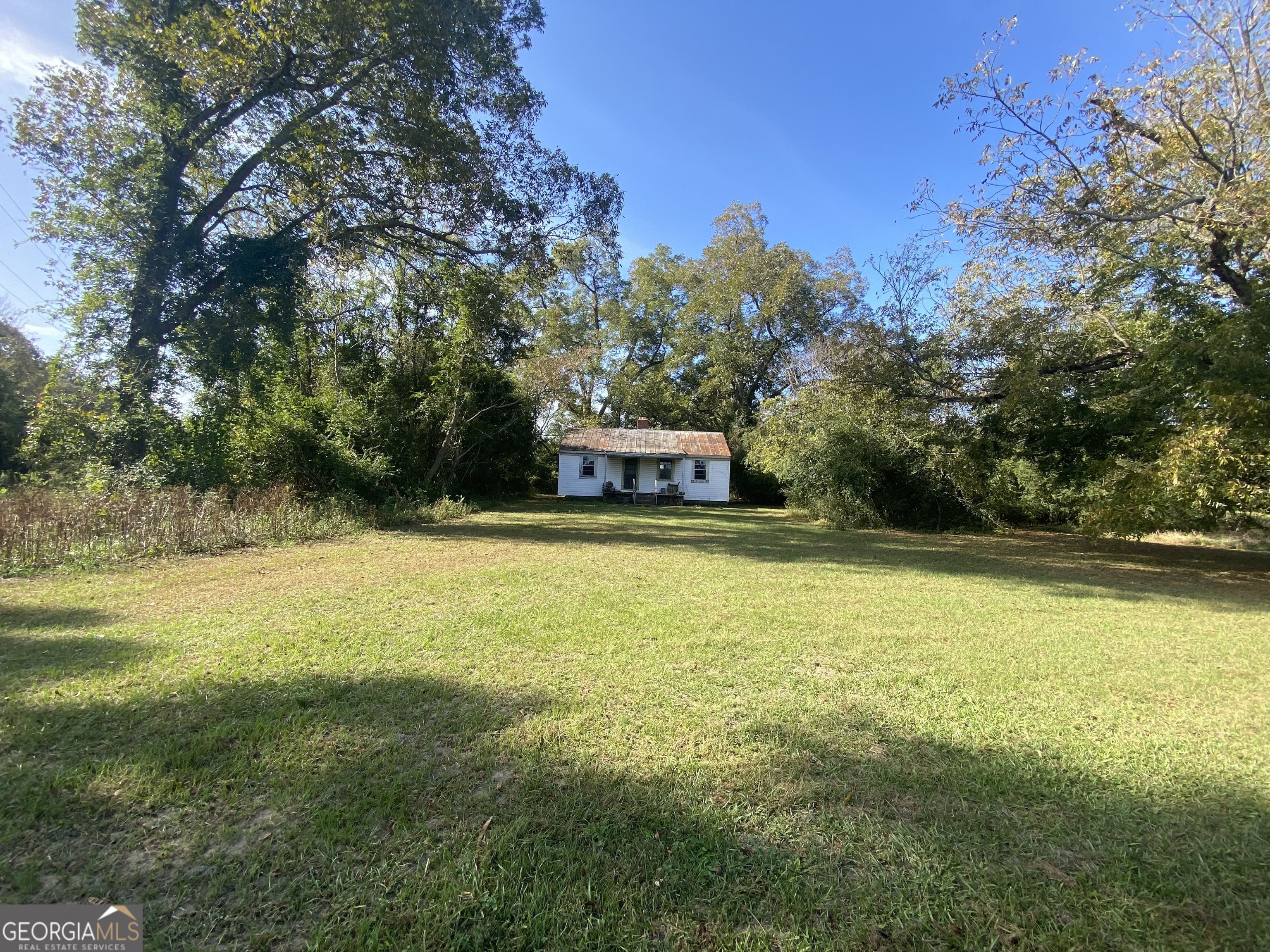 a view of a yard with a house