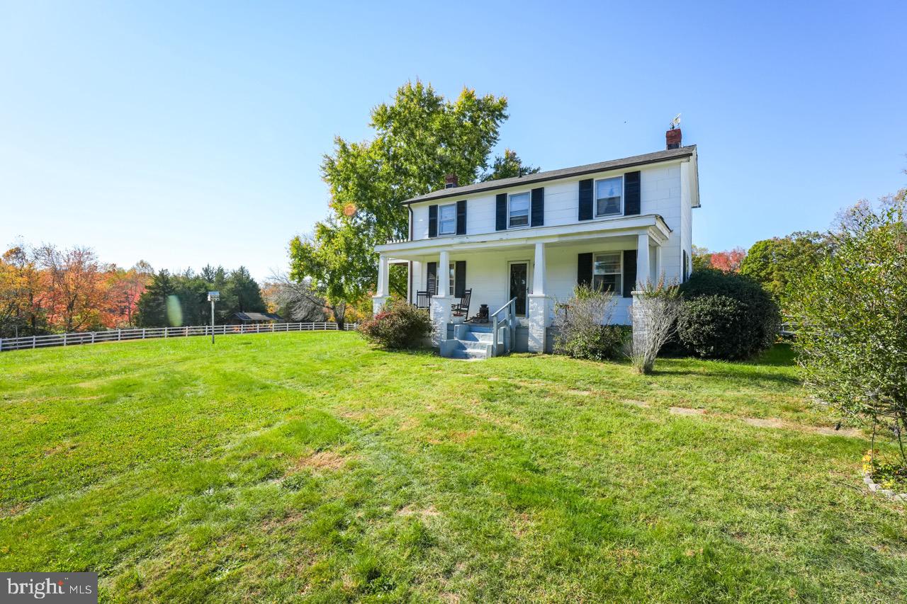 a view of a house with a backyard