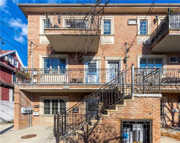 $788,000 | 1375 70th Street, Unit 3C | Dyker Heights