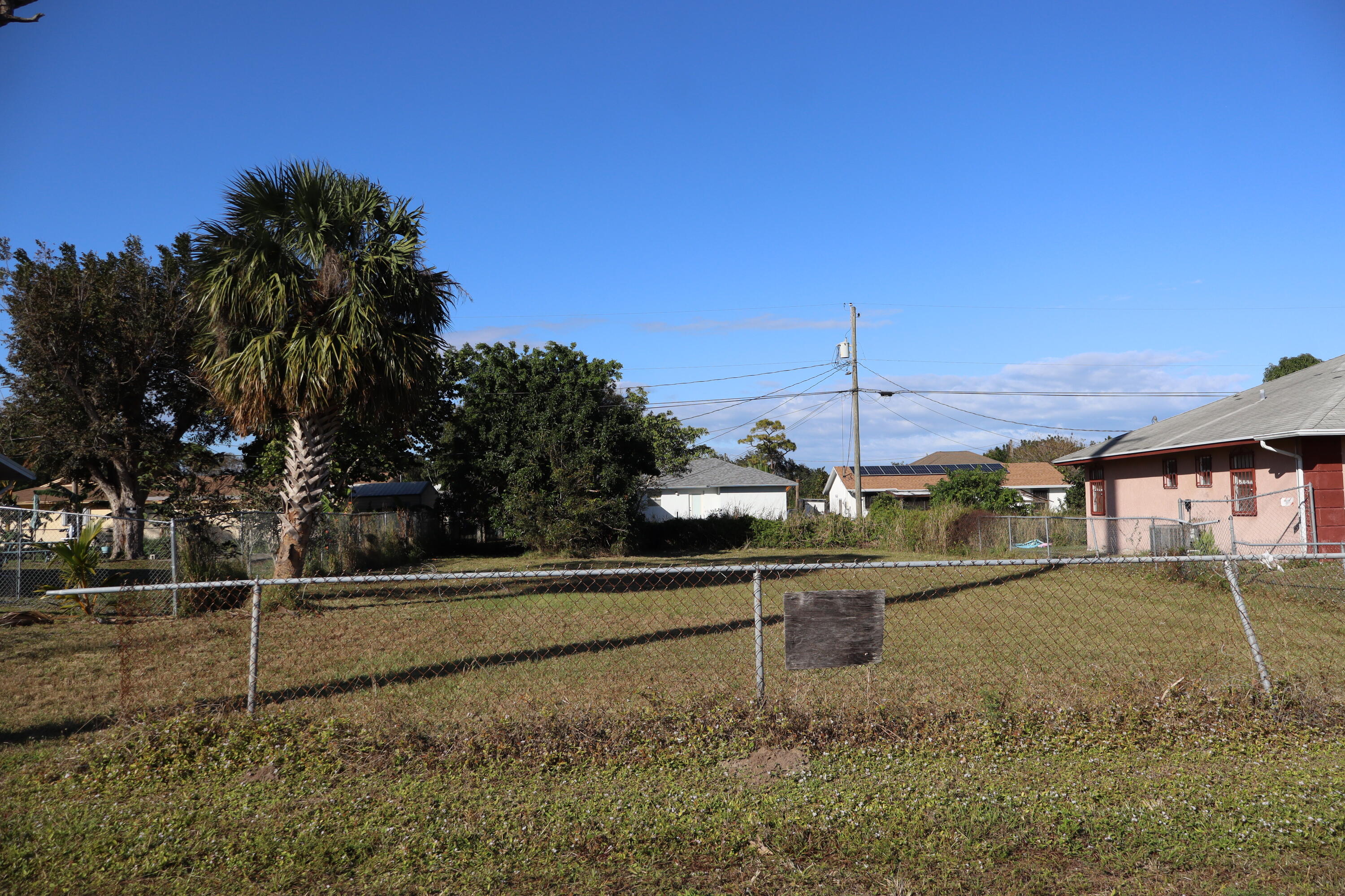 a view of a backyard